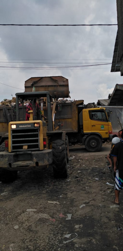 PENGERUKAN DAN PENGANGKUTAN SAMPAH DI PASAR CIPARAY